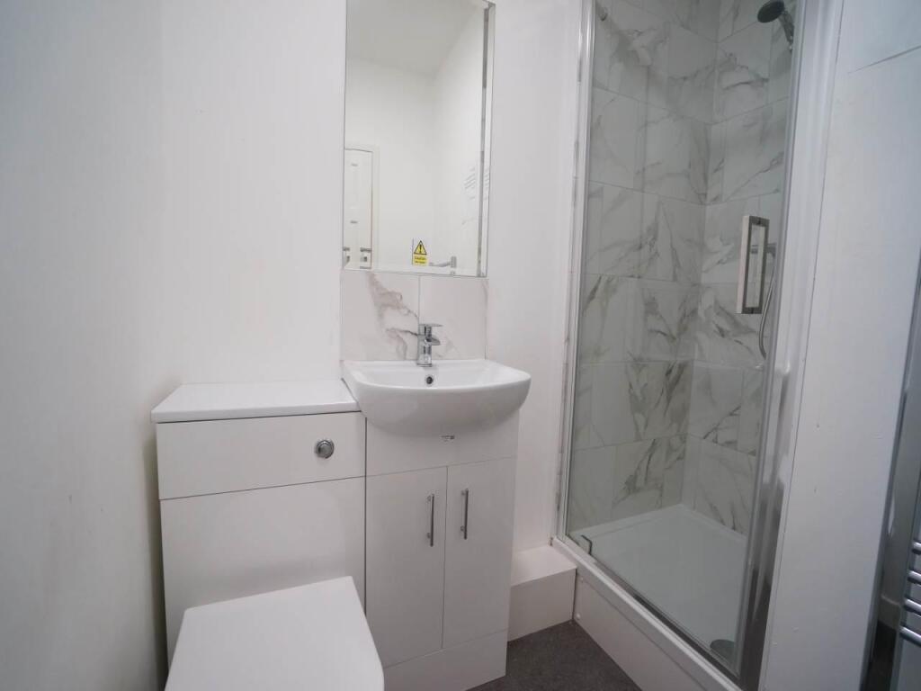 22CollegeRd_Bathroom2.JPG