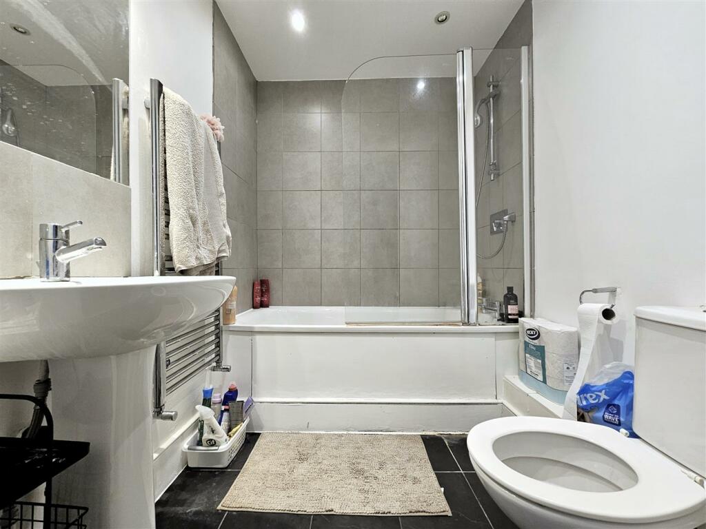 Bathroom 1.jpg