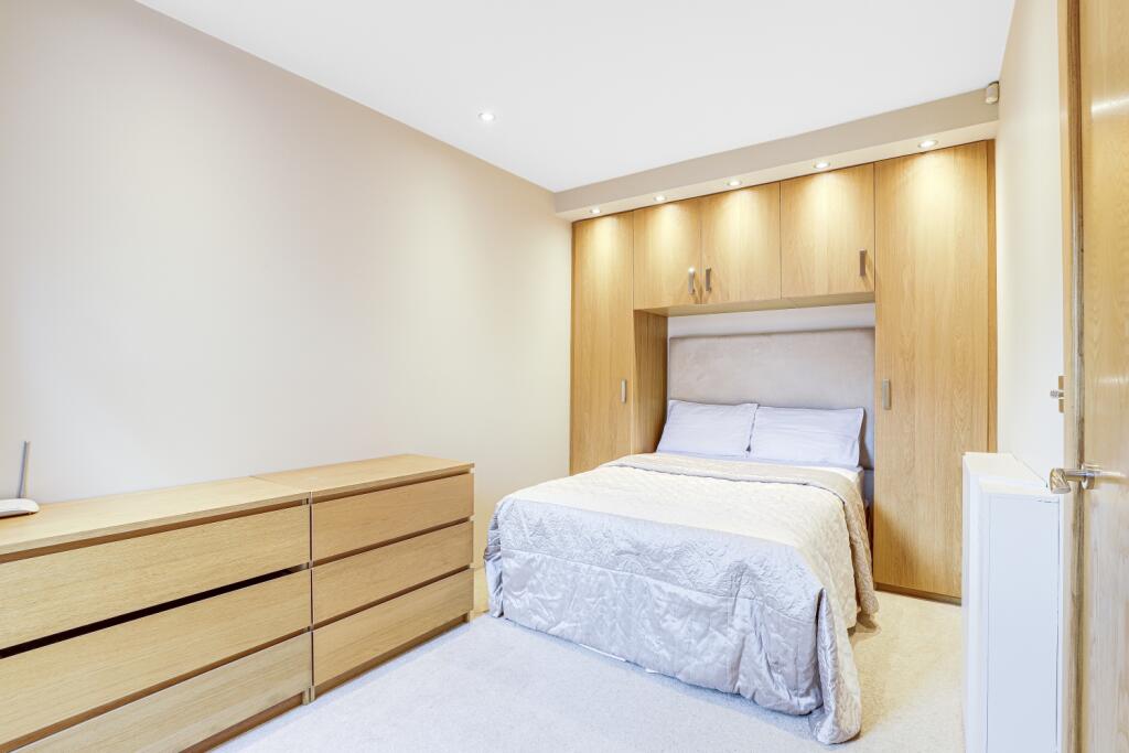 32 CASTLE B HARRY HIGH RES (19)