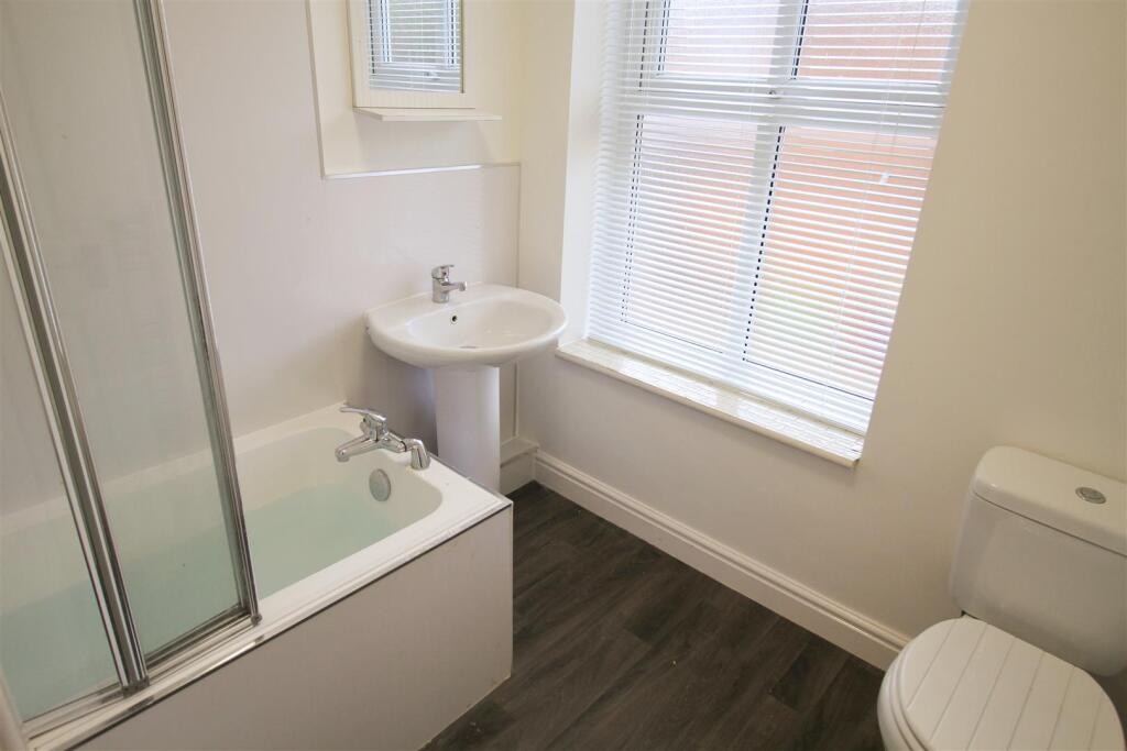 Bathroom 1.jpg