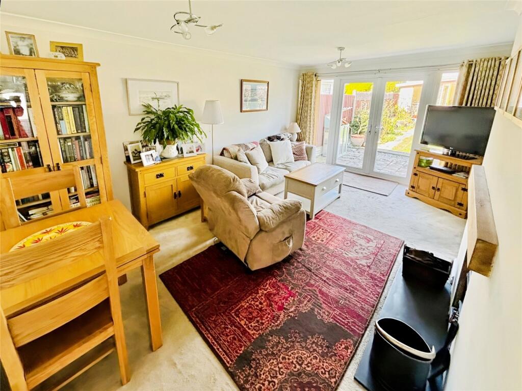 Lounge/Dining Area