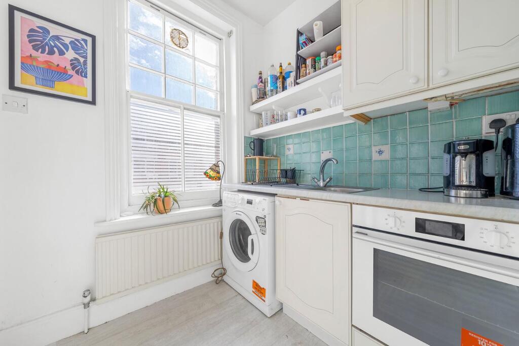 Kitchen (1).JPG