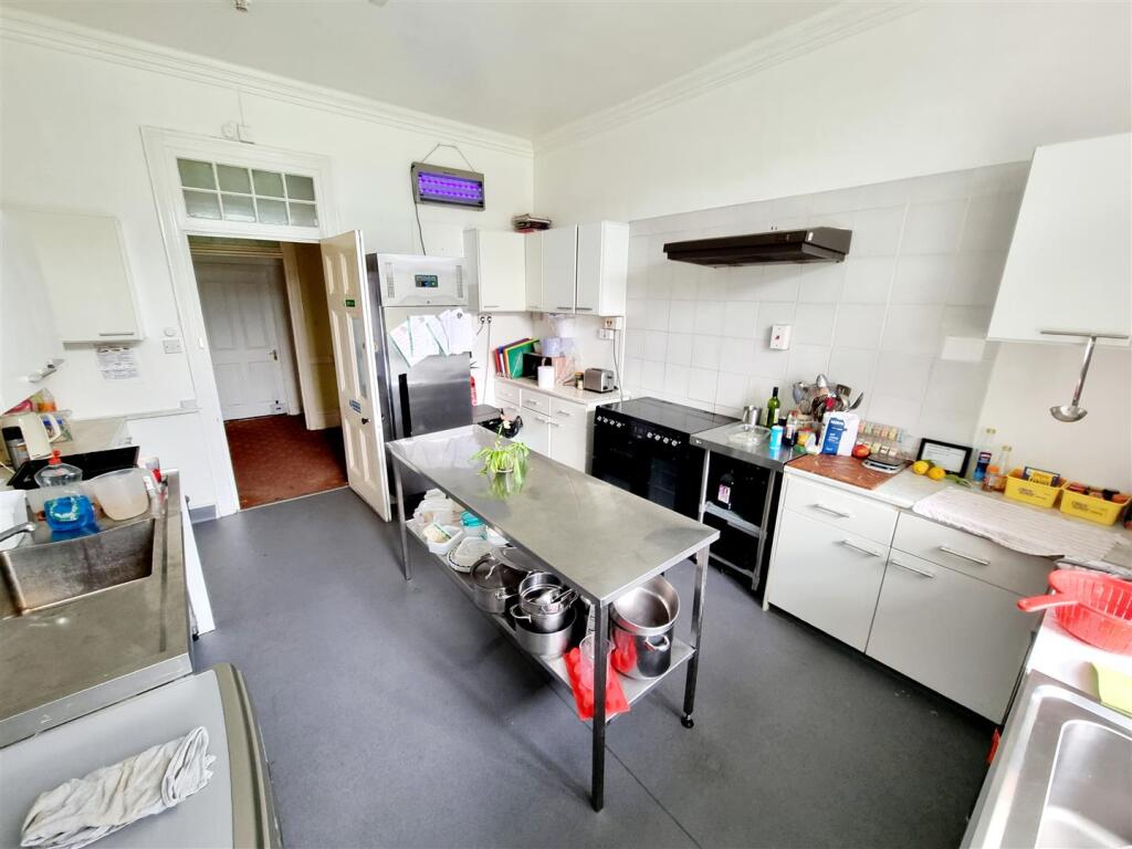 Kitchen 1.jpg