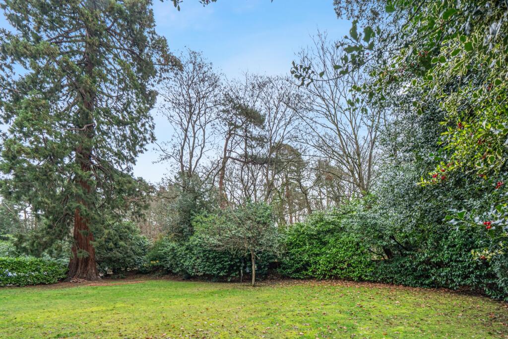 9 Coniston Court, Hanger Hill, Weybridge, KT13 9YR