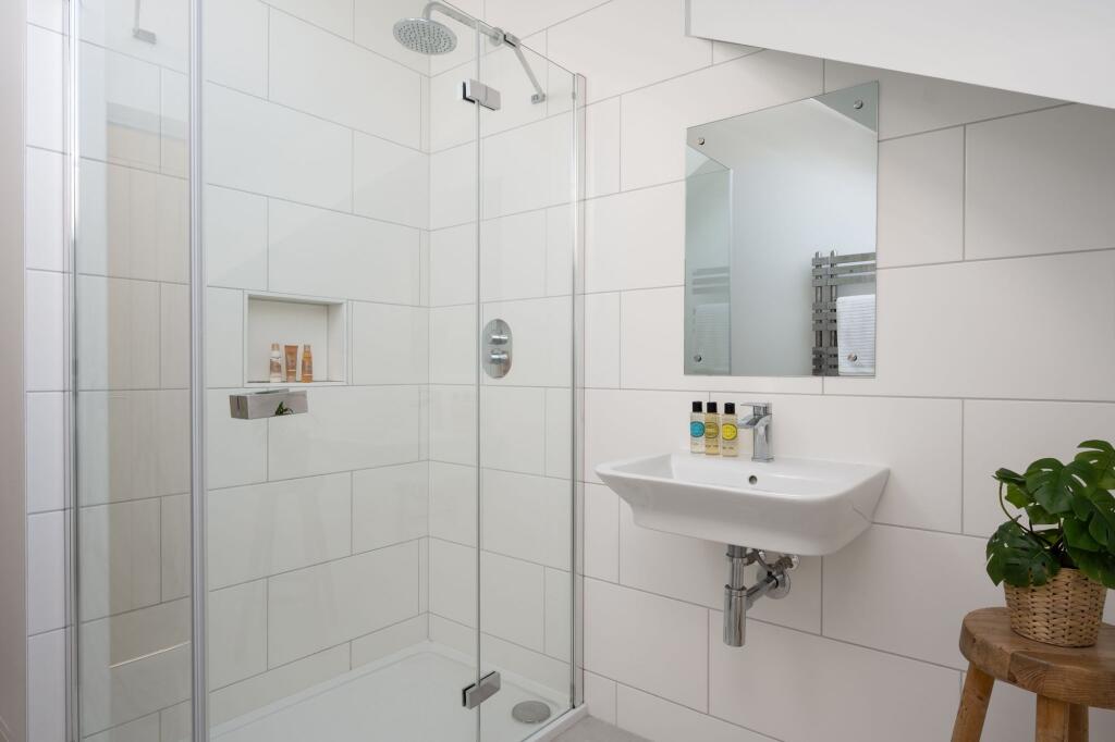 Principal bedroom ensuite