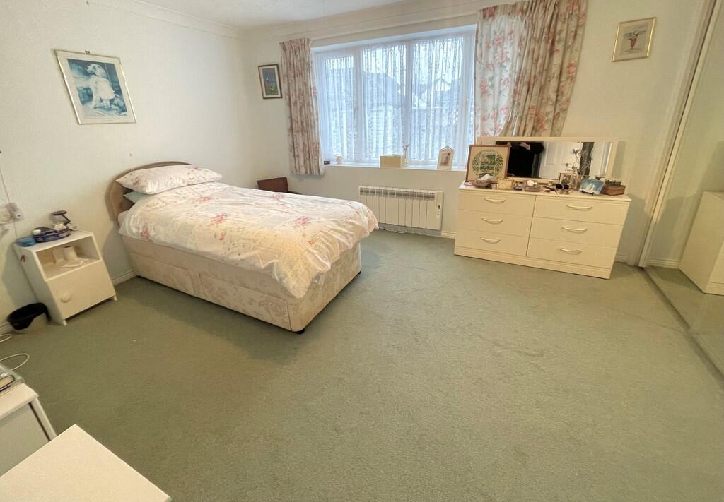 27 The Leas Bed1