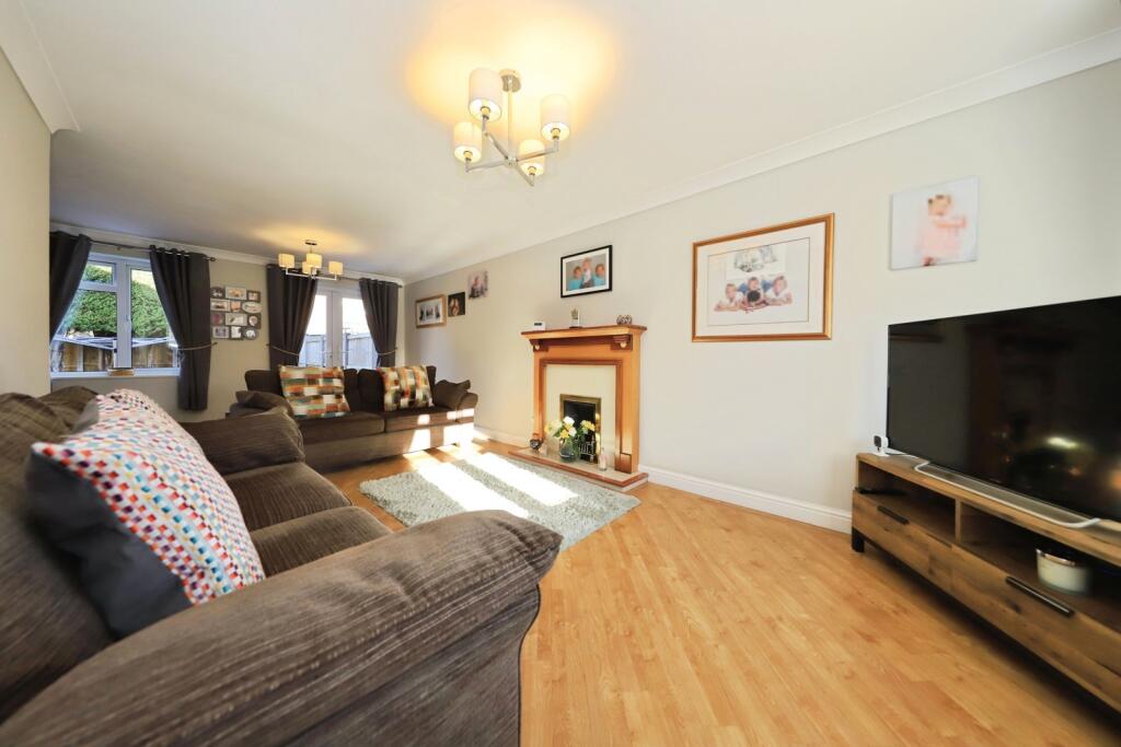 Lounge/Dining Area