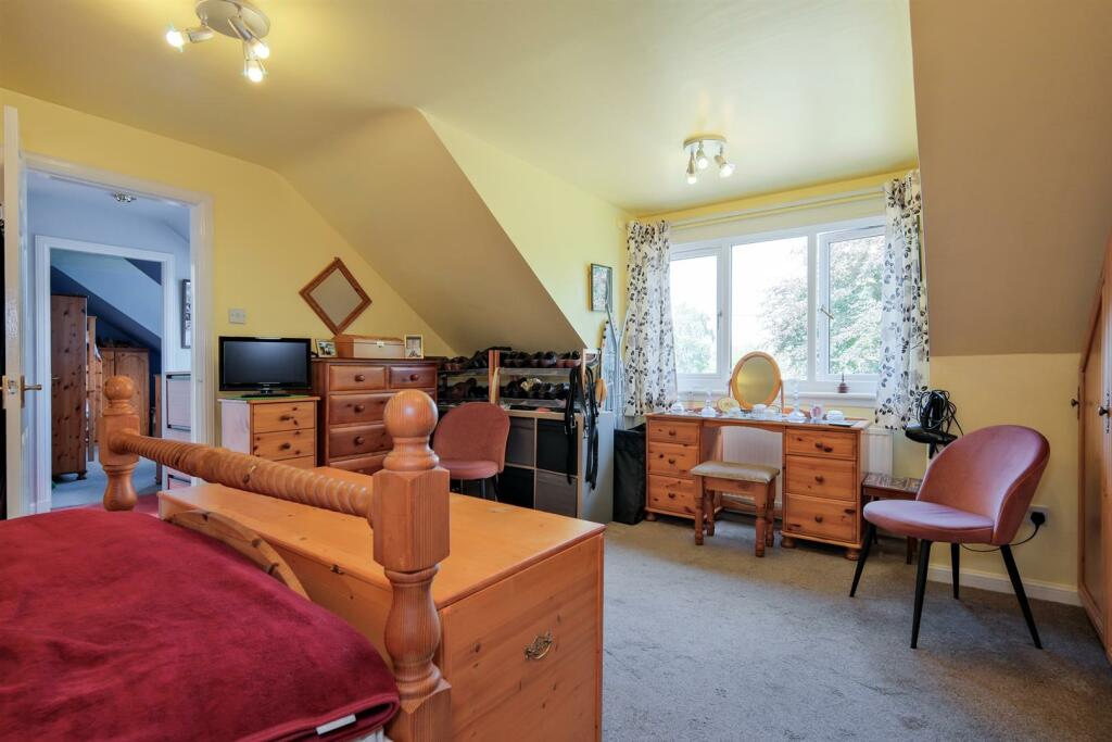 061-3 Station Place, Law ML8 5LR.jpg