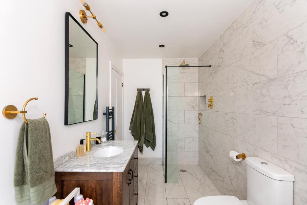 1B0R8WE - Bathroom A.jpg