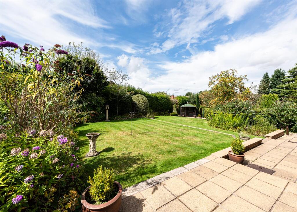 8 Crockington Close-Garden 1.jpg