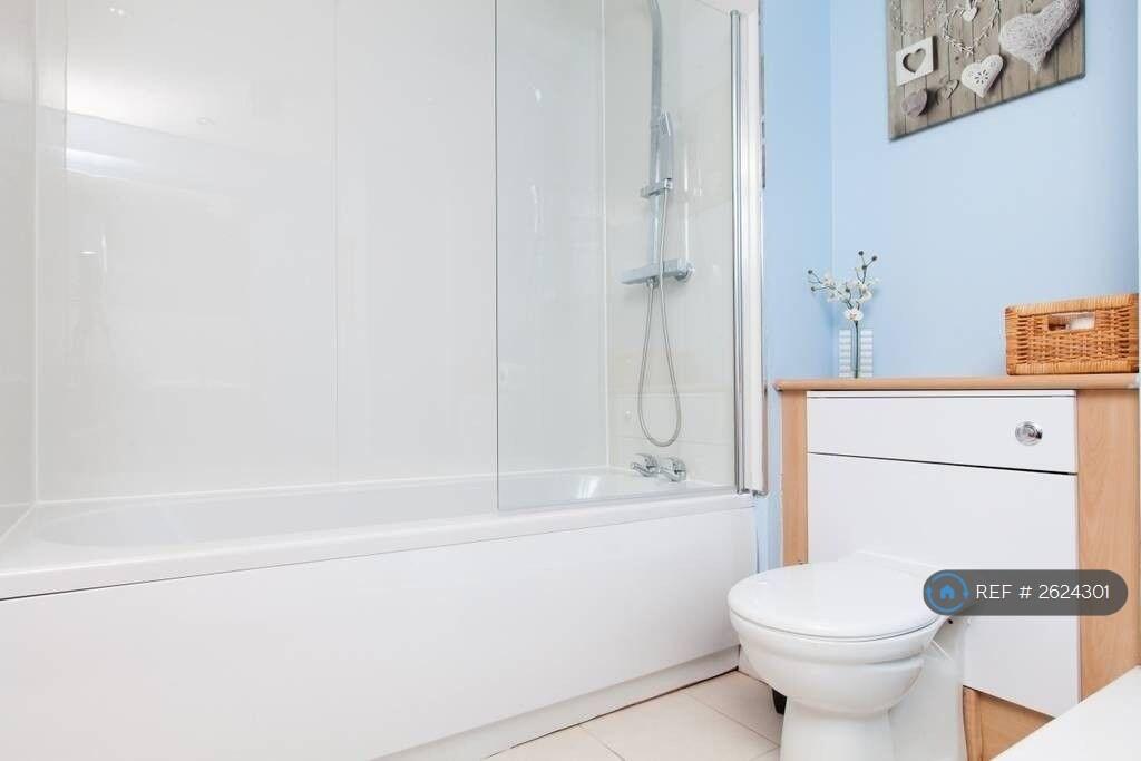 Main Bathroom 1