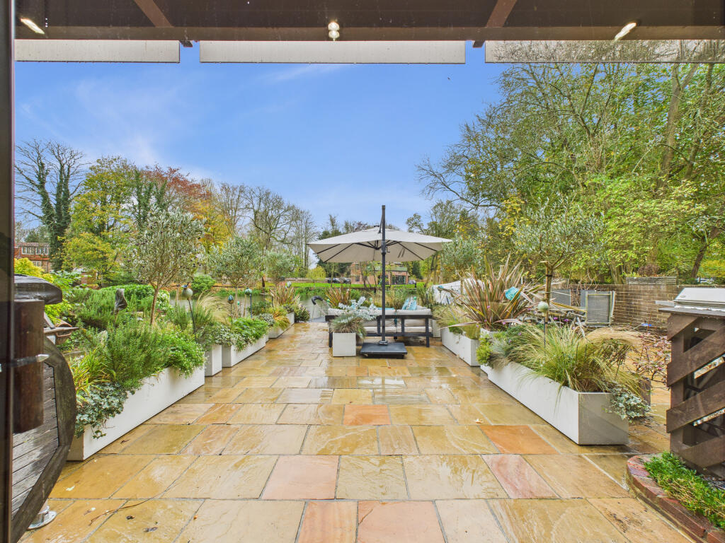 CAM01984G0-PR0529-STILL006