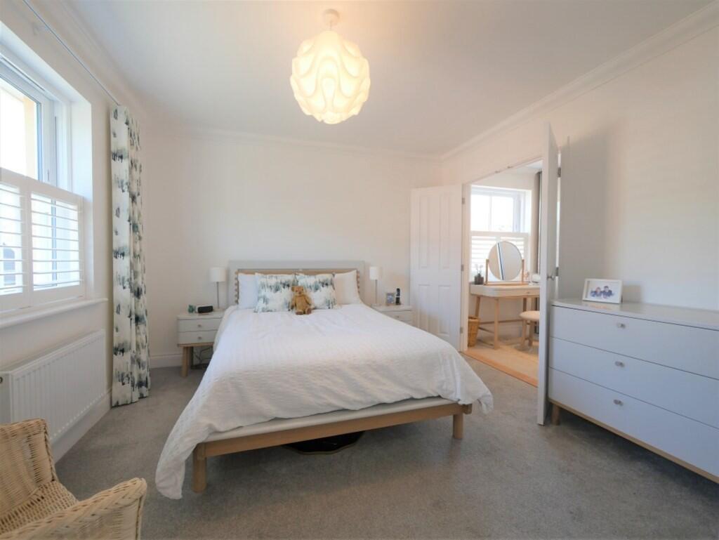 PRINCIPAL BEDROOM...