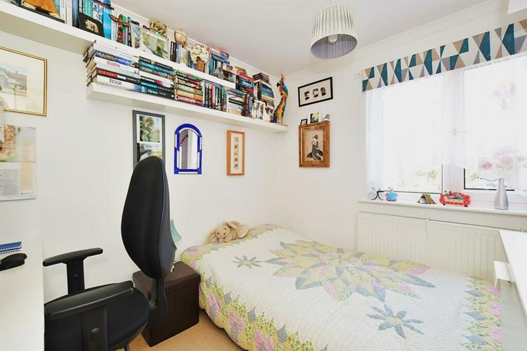 SPARE BEDROOM-6.jpg