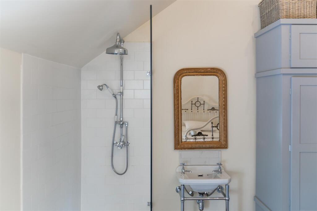 Bedroom1-5.jpg