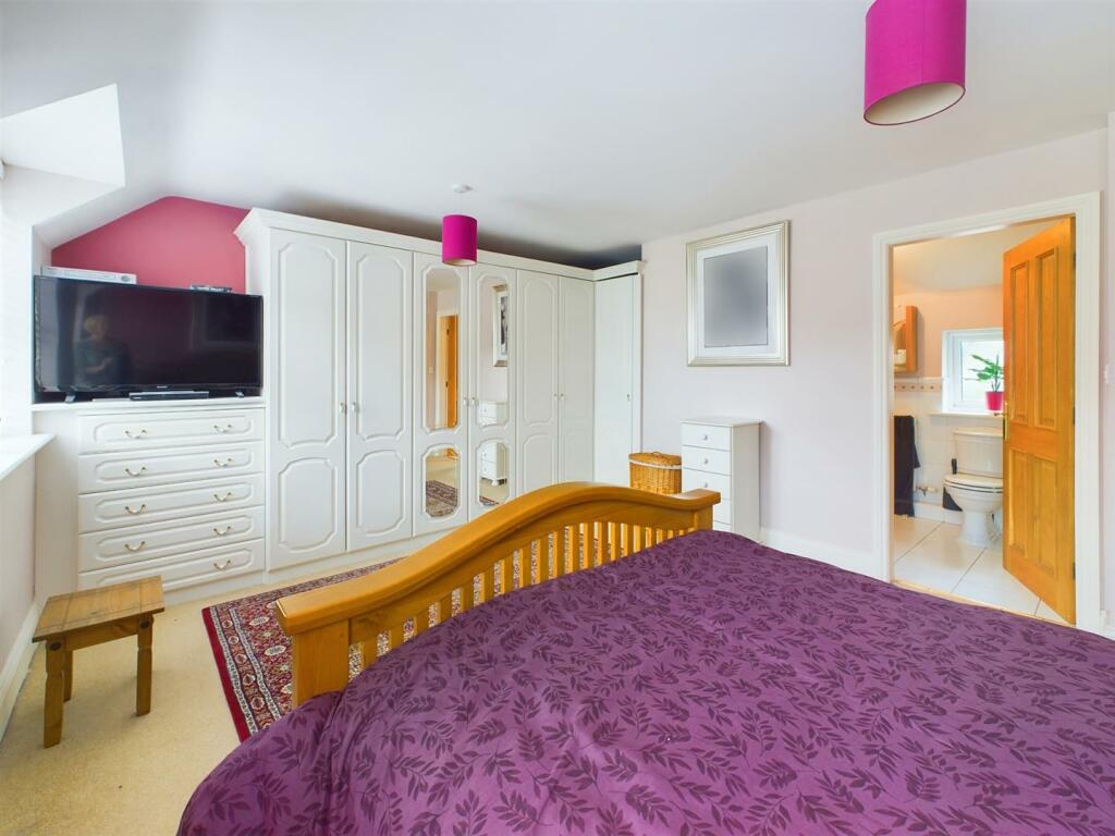 Master Bedroom..jpg