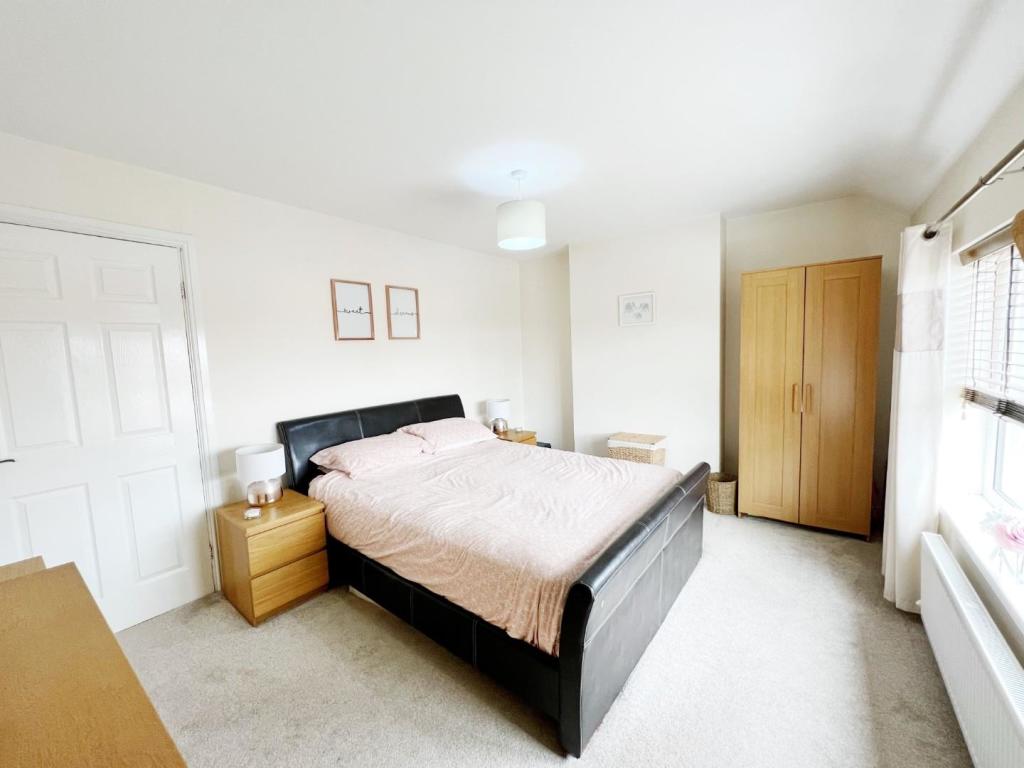 Bedroom 1 pic 2.jpg