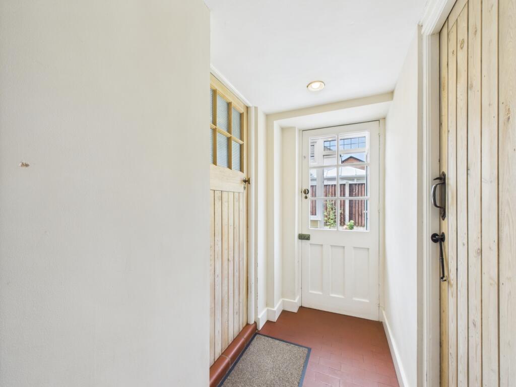 CAM02386G0-PR0141-STILL038