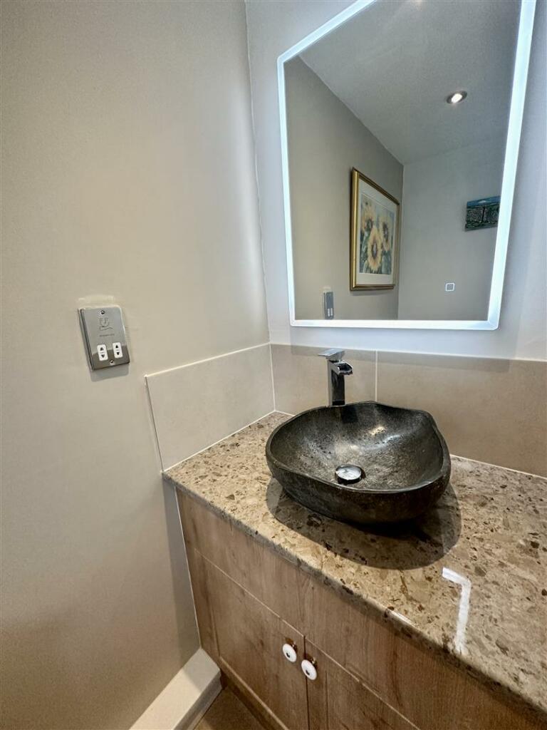 EN-SUITE SHOWER ROOM
