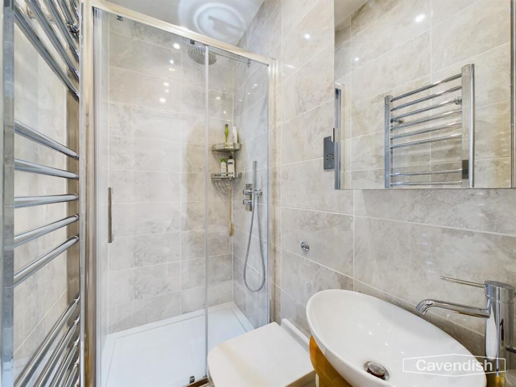 EN-SUITE SHOWER ROOM