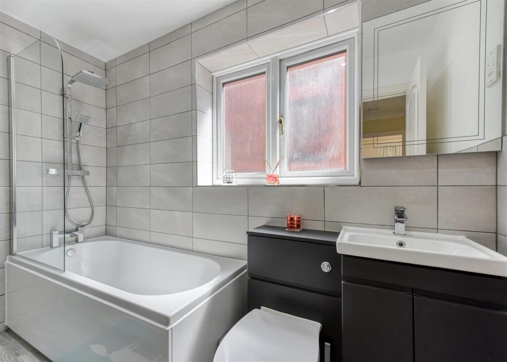 35 Penleigh Gardens-bathroom MAY25.jpg