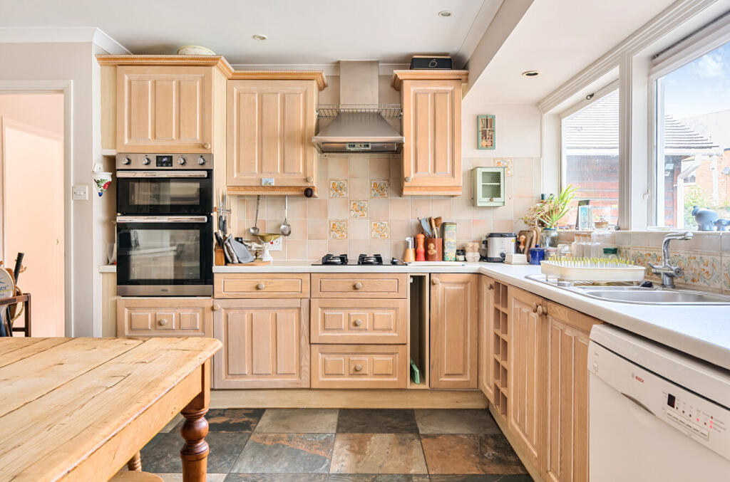 1340896-5-68a4489...