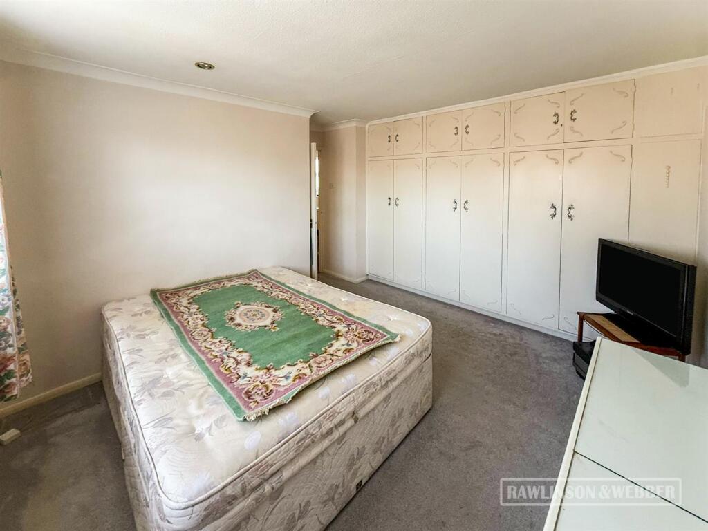 Main bedroom 2.jpg