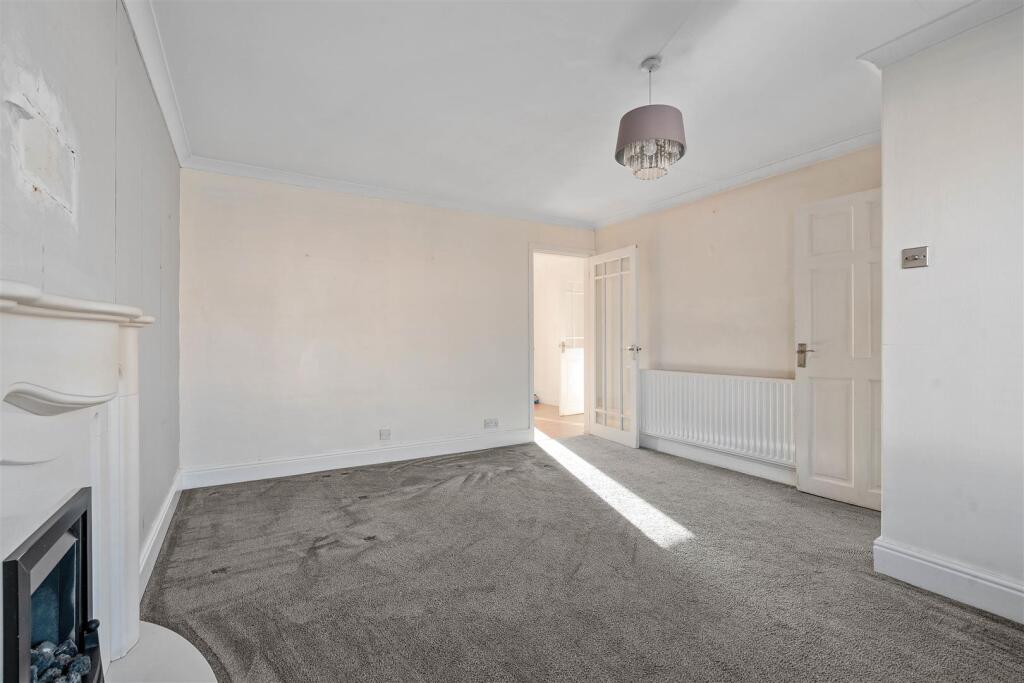 37 Morris Drive, Whitnash (7 of 28).jpg