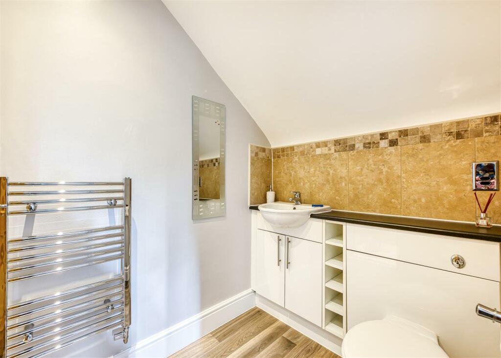 Mimosa Lodge-bed4 ensuite.jpg