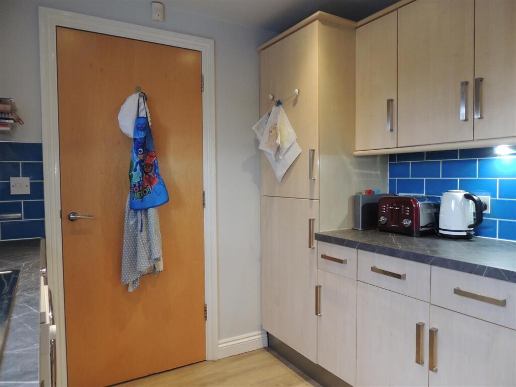 Kitchen 2.JPG