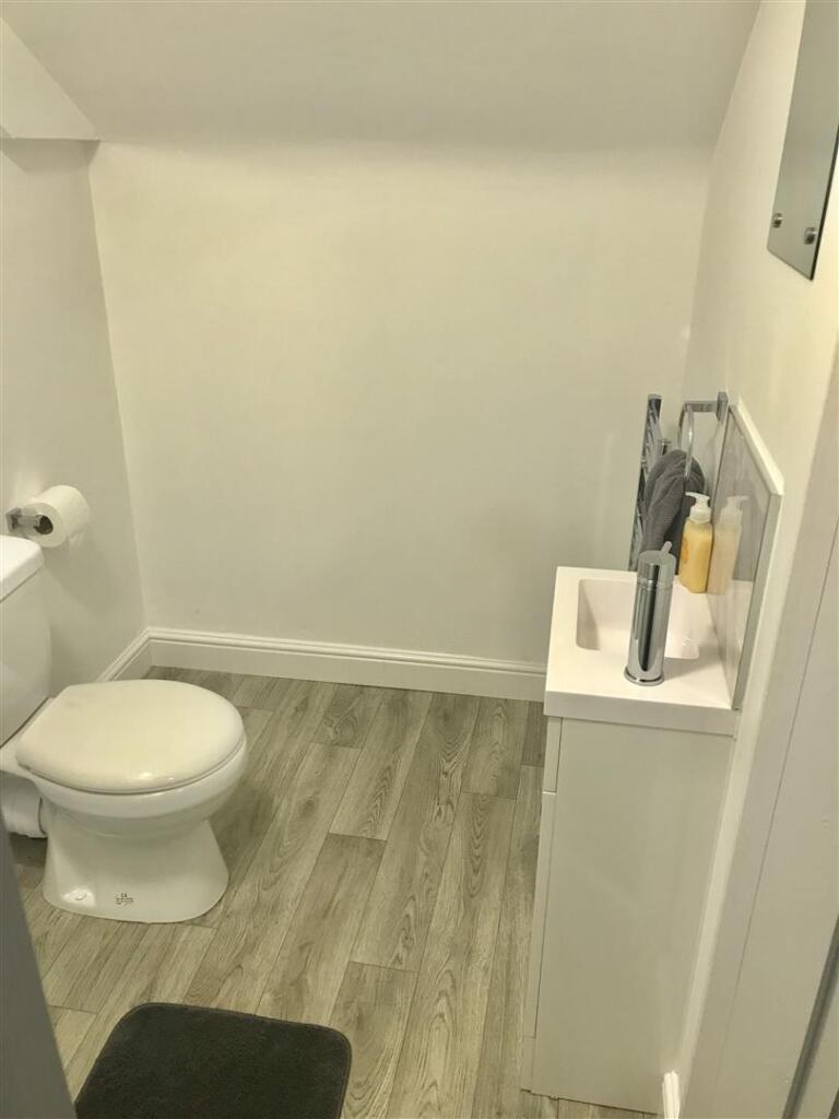 Room 4 Ensuite (1).jpg