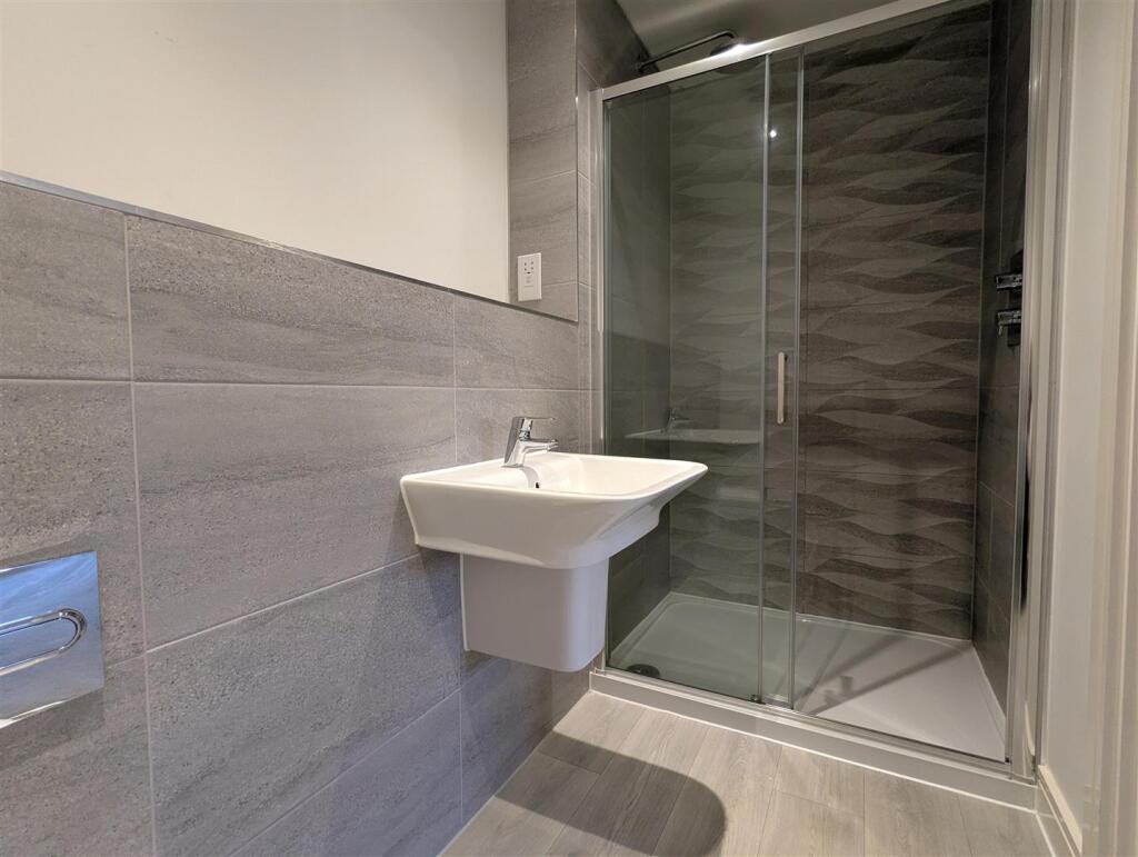 EN-SUITE SHOWER ROOM