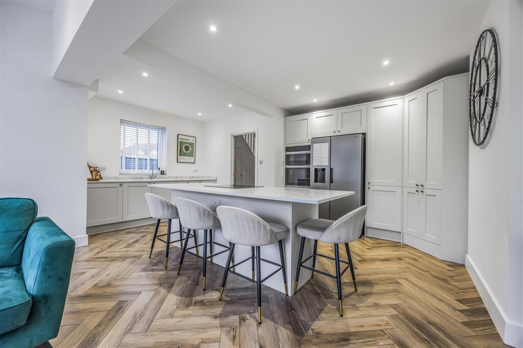 10 Old Manor Way, Drayton-PorticoMarketing-SoldBy-
