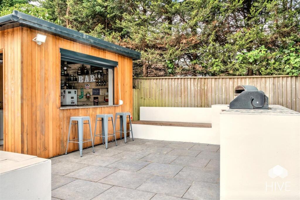 Bar &amp; Outdoor Kitchen