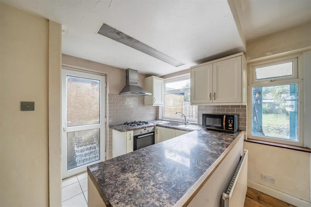 Barton Way - Kitchen 1.jpg