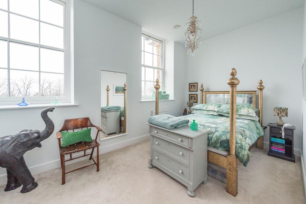 TWO DOUBLE BEDROOMS AND BATHROOMS