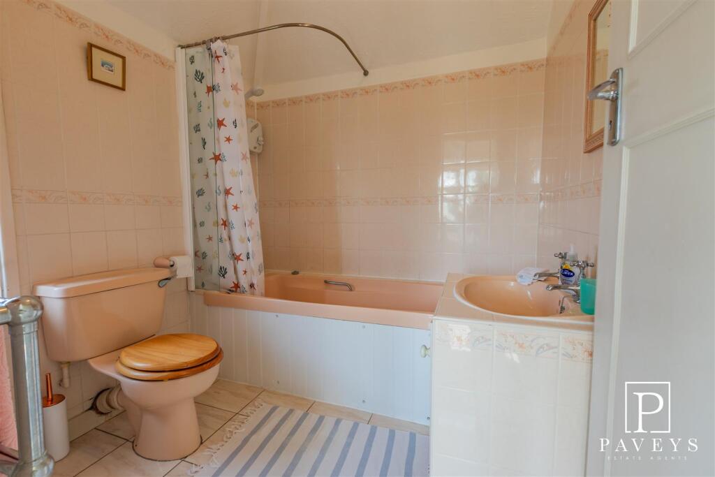 EN SUITE TO MASTER BEDROOM