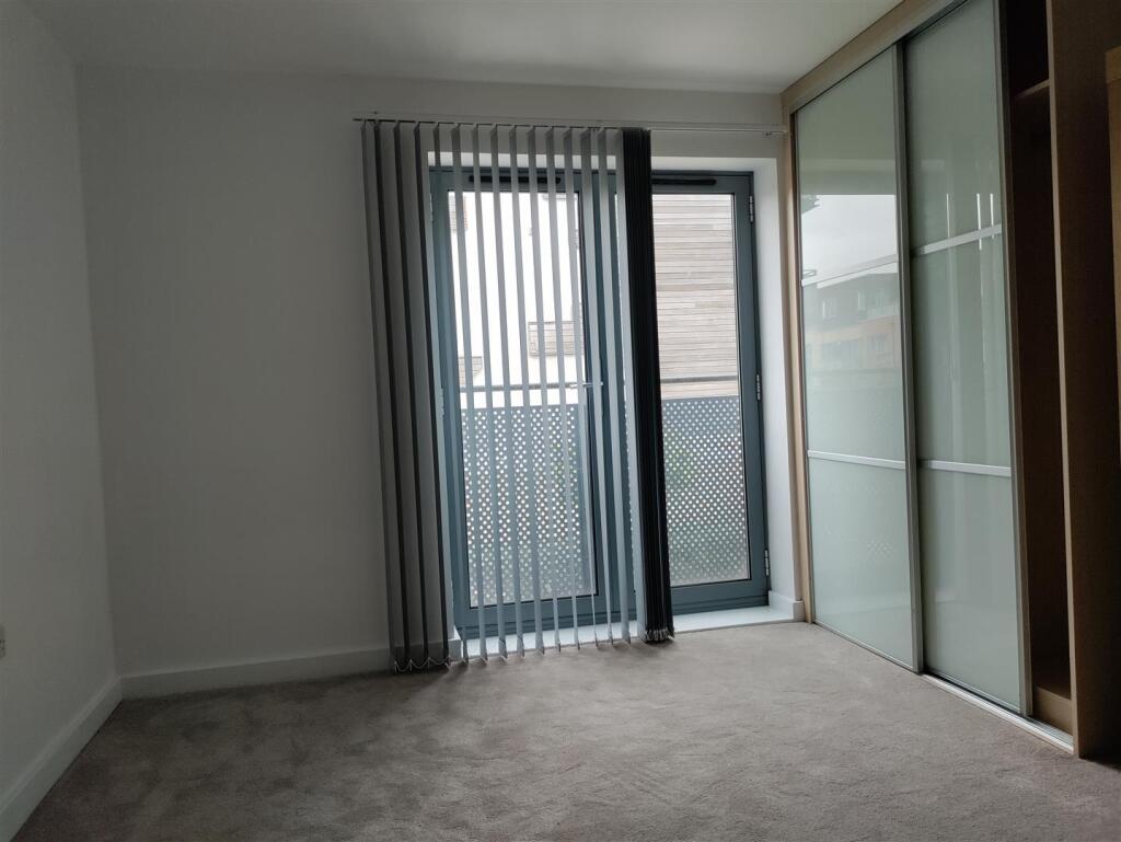 Larger bedroom (2).jpg