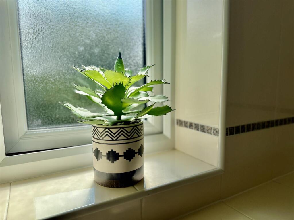 BATHROOM/WC