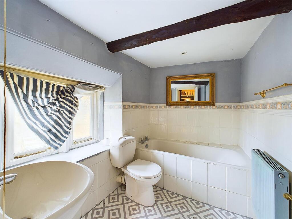 8 - TOP FLOOR 2 BED FLAT.jpg