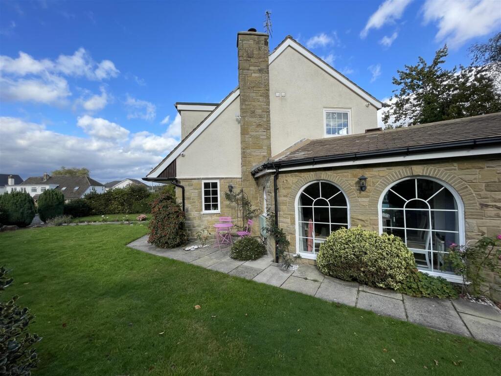 Image 24 - Front and Side gardens (1).JPG