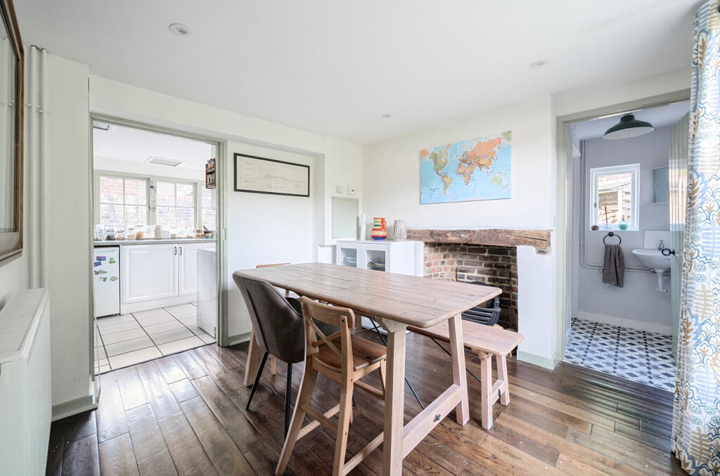 1295139-2-682cd35...