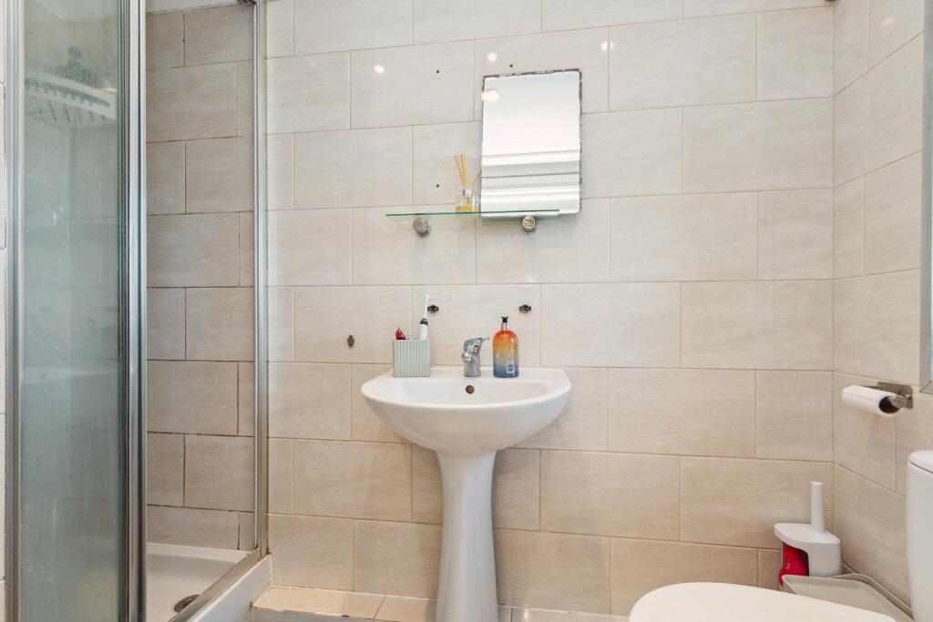 108b Palmerston Road, Wimbledon bathroom 2.jpg