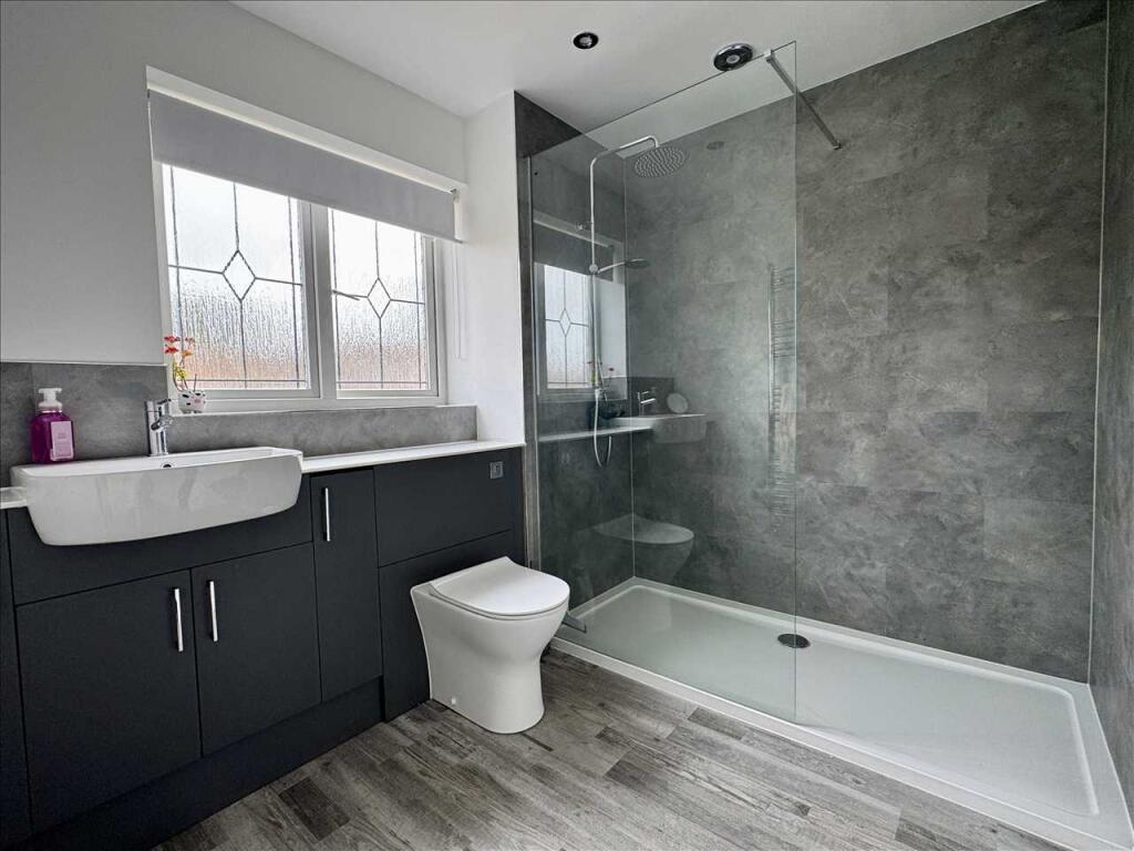 FAMILY SHOWER ROOM