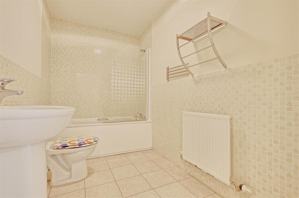 Bathroom 2.jpg