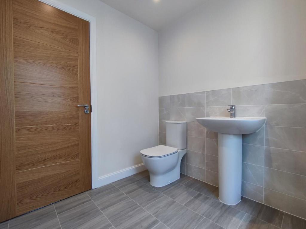 Family Bathroom 2