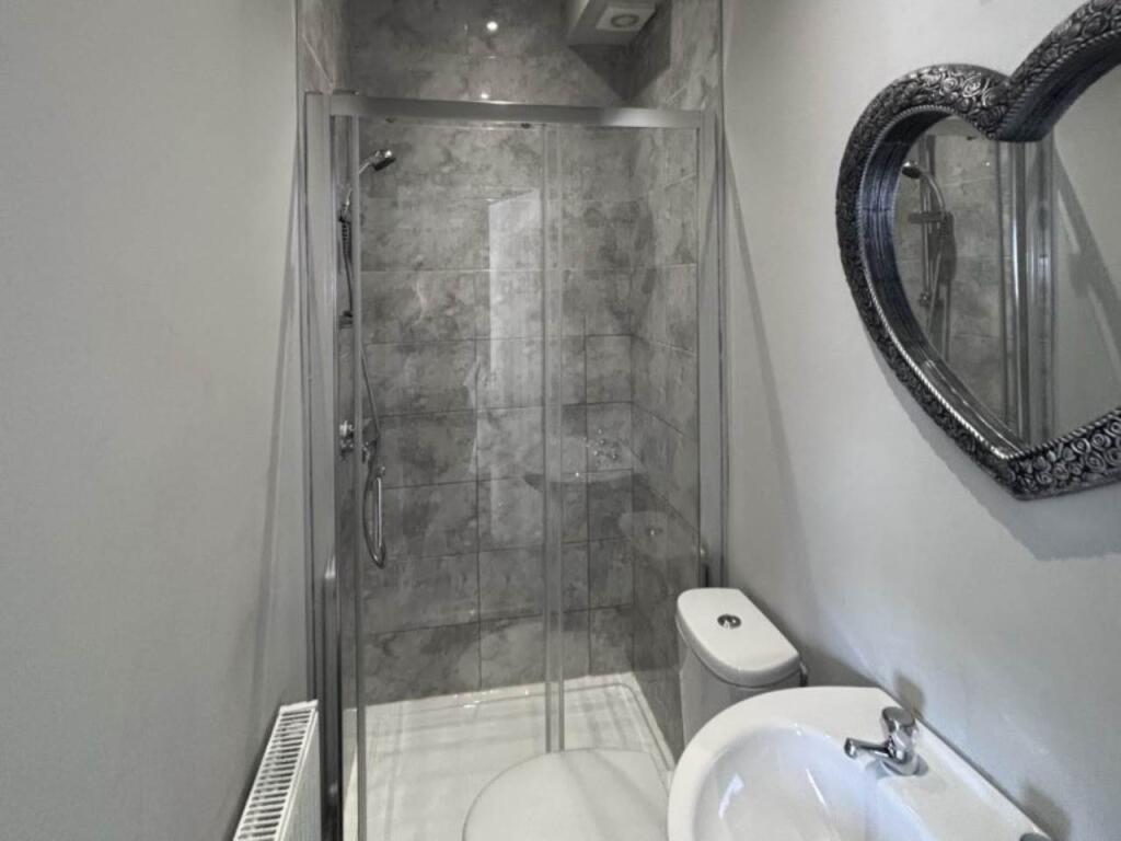 Room 1 Ensuite (2)
