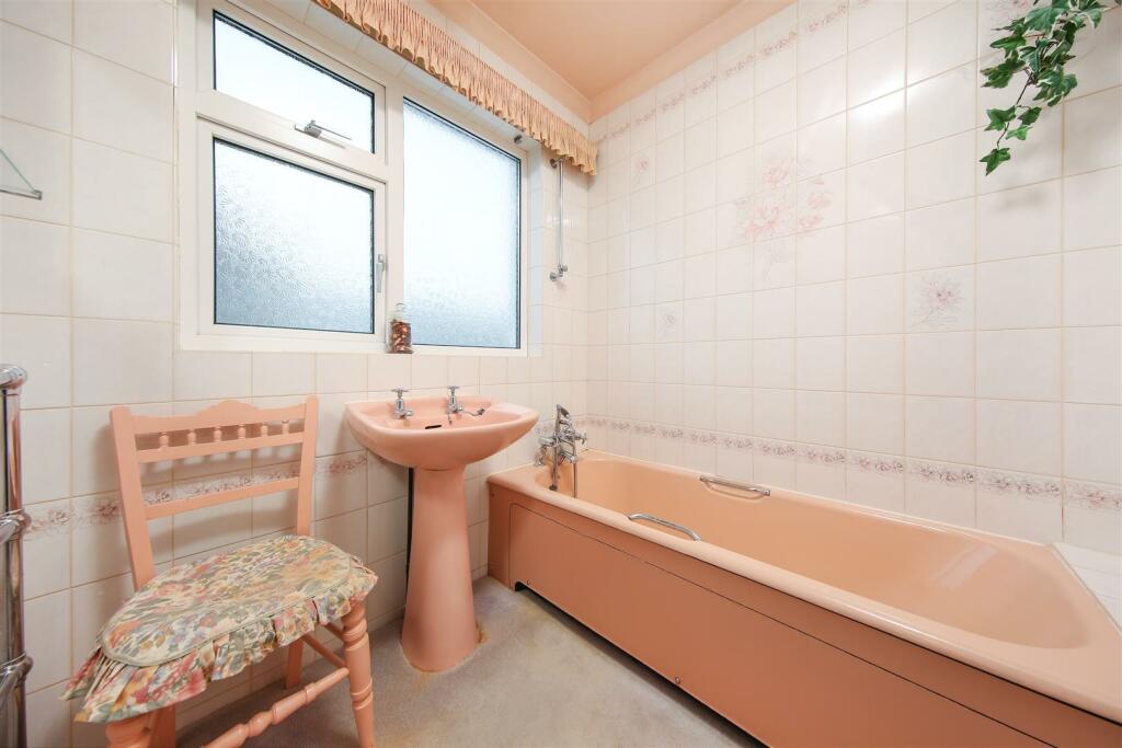 16 Bathroom.jpg