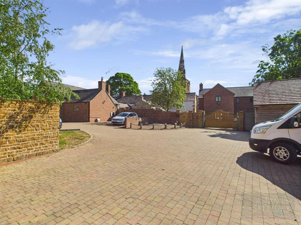 Courtyard to the front