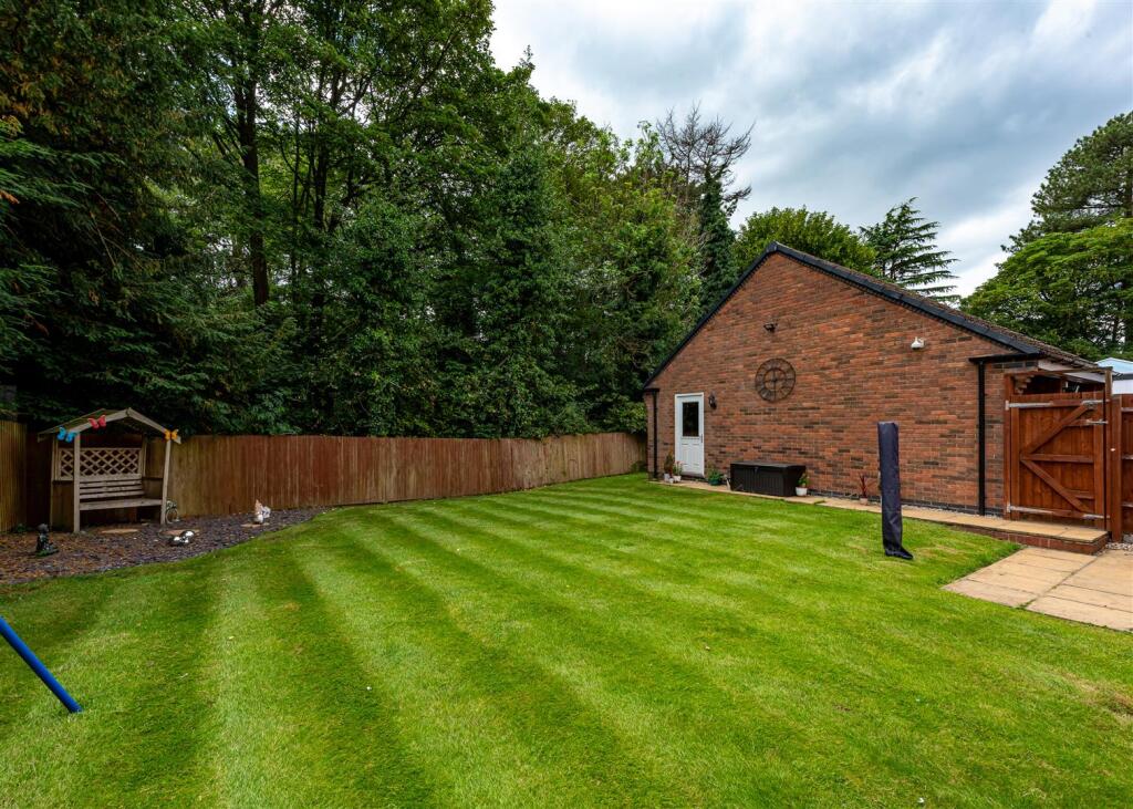 4 Great Hall Grove-garden1.jpg